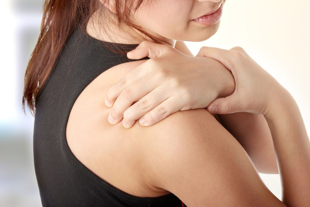 Osteocondroza cervicală poate fi însoțită de dureri la nivelul umerilor