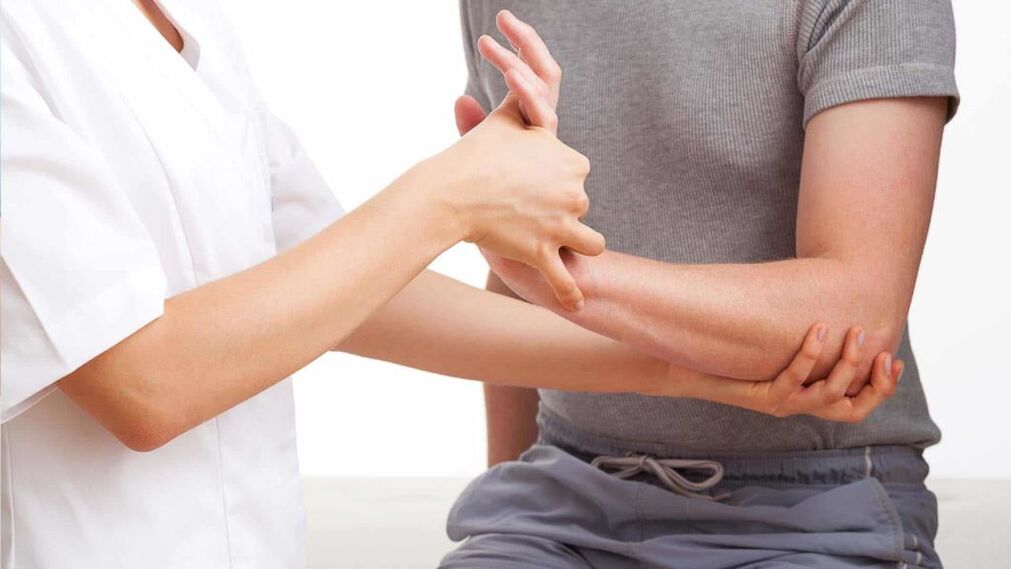 doctor care examinează o mână cu artrită